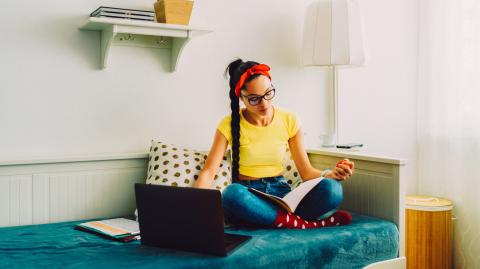 Il est possible de sous-louer son logement étudiant, à condition d'obtenir l'approbation du propriétaire. © martin-dm - Getty images