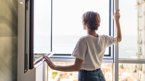 Ouvrir les fenêtres dans chaque pièce pour aérer permet de lutter contre la pollution intérieure. © dangrytsku - Getty images