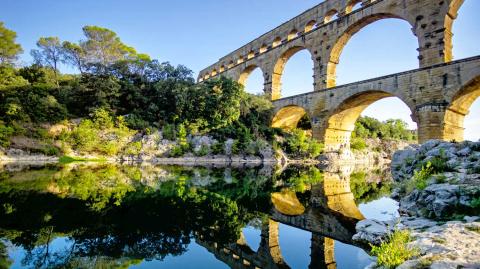 Si vous visitez la campagne du Gard, venez visiter le Pont du Gard, qui est le point de départ de plusieurs randonnées et promenades. © laraslk - Getty images