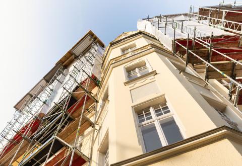 En copropriété, se lancer dans des travaux de rénovation énergétique peut être un véritable casse-tête. © suteishi - Getty Images