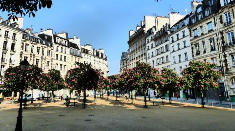 place dauphine pour la journée mondiale du baiser