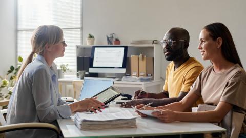 couple devant le notaire pour succession d'un bien