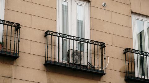 Pensez à consulter le règlement de copropriété avant d'installer une clim sur votre balcon. © MarioGuti - Getty images