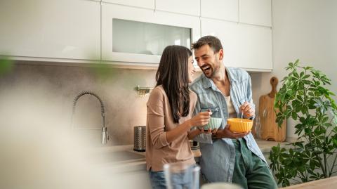 Un logement neuf est toujours un logement bas carbone, il offre des performances énergétiques et un confort optimaux. © Milan Markovic - Getty images