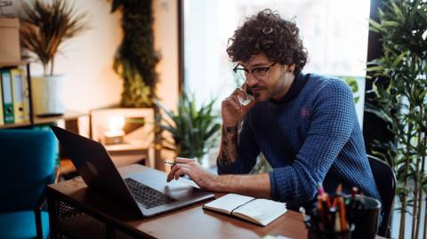 Vous pouvez être soumis à des autorisations si vous souhaitez transformer votre logement en bureaux. © Anchiy - Getty images