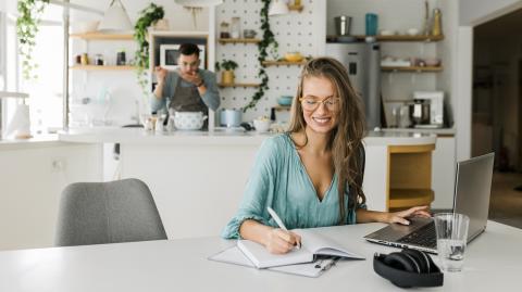 Jeune femme en train de réaliser ses attestations d'assurance