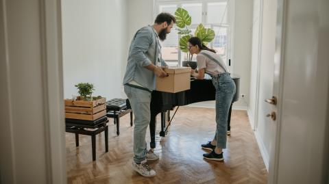 couple qui déménage un piano