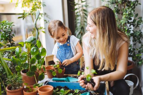 maman jardinant avec sa petite fille sur le balcon 