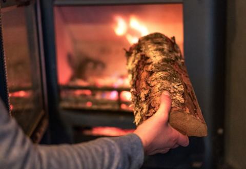 Plébiscité pas un grand nombre de Français, le bois reste l’énergie la moins chère en 2024. © georgeclerk – Getty Images