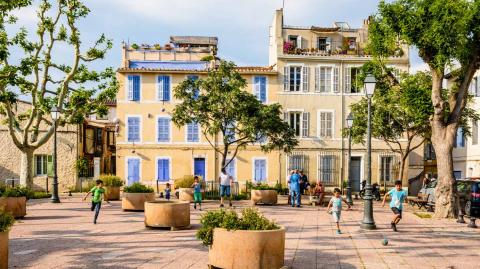 Le quartier du Panier fait partie des quartiers marseillais prisés des familles. © olrat - Getty images