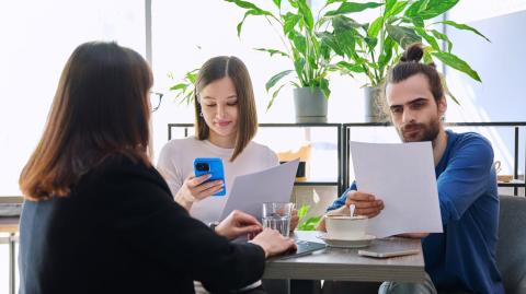 Le portage immobilier permet de soulager financièrement le propriétaire d'un bien, qui transfère temporairement la propriété de son bien à un investisseur le temps d'apurer ses dettes. © Valeriy_G - Getty images