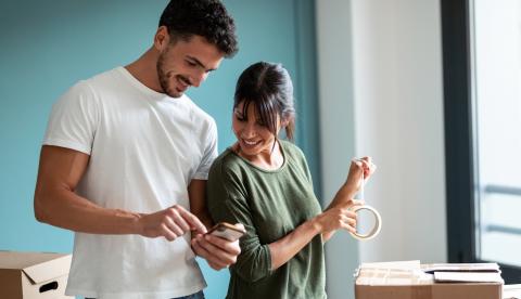 couple en train de déménager qui vérifie la check-list des outils indispensables