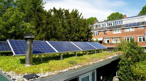 toit végétalisé avec panneaux solaires non soumis au PLU