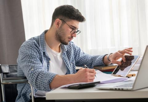 L’Épargne Handicap est en réalité une option à ajouter dans un contrat d’assurance-vie. © uchar – Getty Images