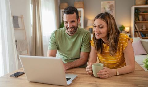 Aujourd'hui, il est possible d'adapter son assurance en ligne en quelques clics. © Dzonsli - Getty images