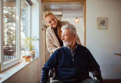 Les proches aidants ne sont plus les grands oubliés de l’assurance emprunteurs. © vorDa - Getty Images