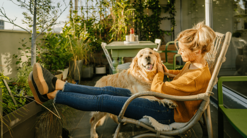 Femme avec son labrador