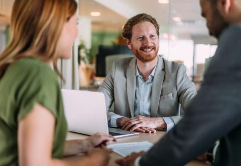 Banques, courtiers… plusieurs professionnels peuvent vous accompagner pour votre rachat de crédits. © VioletaStoimenova - Getty Images