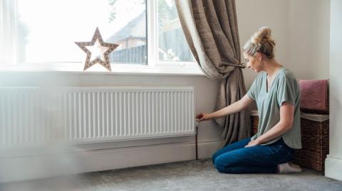 Un premier levier pour améliorer votre DPE chauffage électrique consiste à remplacer vos anciens convecteurs par des radiateurs électriques nouvelle génération. © SolStock - Getty images