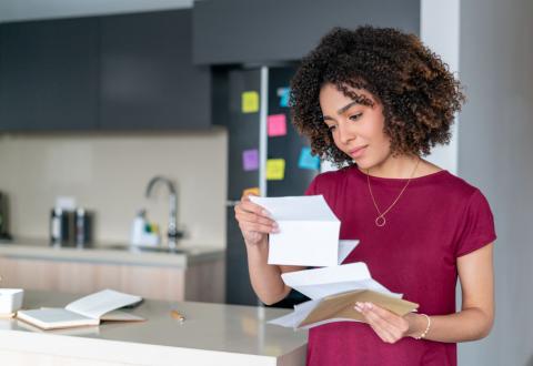 En cas de vente à un nouveau bailleur, les coordonnées de ce dernier doivent être transmises à la personne occupant le bien. © Hispanolistic – Getty Images