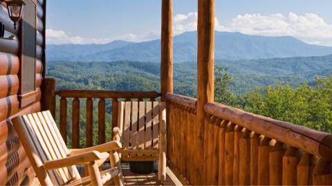 L'immobilier en montagne semble résister à la crise, mais le choix d'acheter ou de louer dépend de vos projets à long terme. © wbritten - Getty images