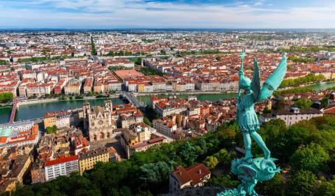 Lyon affiche un marché à contre-courant, avec des prix en baisse de 5,8 % alors que le reste de la France enregistre une hausse des prix de 1 %. © Gregory_DUBUS - Getty images