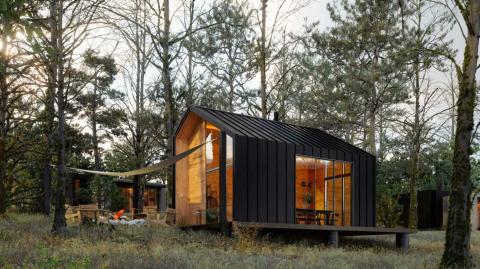 La tiny house est un mode de micro-living qui prend de l'ampleur en France et partout dans le monde. © onurdongel - Getty images