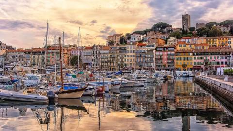 En matière d’achat, les propriétés situées sur la French Riviera, notamment à Cannes, continuent de fasciner. © StockByM - Getty images