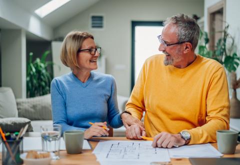 Les conseils à suivre pour bien investir à plus de 60 ans. © zamrznutitonovi - Getty Images