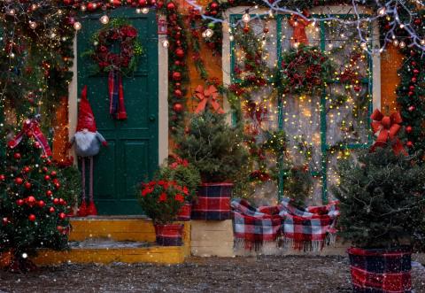 Une maison de campagne, dont la façade et les extérieurs sont décorés à l'occasion des fêtes.