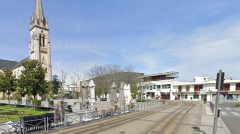 Mérignac, située en périphérie de Bordeaux, est une commune prisée pour son cadre de vie agréable, ses infrastructures modernes et son dynamisme économique. © Google Street View