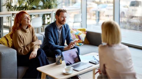 Pour intégrer les travaux dans un prêt immobilier, il faut commencer par réaliser des devis par des professionnels. © skynesher - Getty images