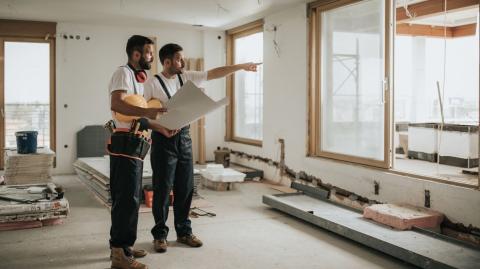 Des travaux de rénovation énergétique peuvent permettre de vendre votre logement nettement plus cher, en particulier s'il s'agit d'une passoire thermique. © skynesher - Getty images