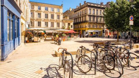 Entre son dynamisme économique, son patrimoine culturel et son cadre de vie agréable, Bordeaux a de quoi séduire.. © RossHelen - Getty images