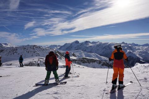 Skieurs qui s'apprêtent à descendre une piste de l'Alpe d'Huez