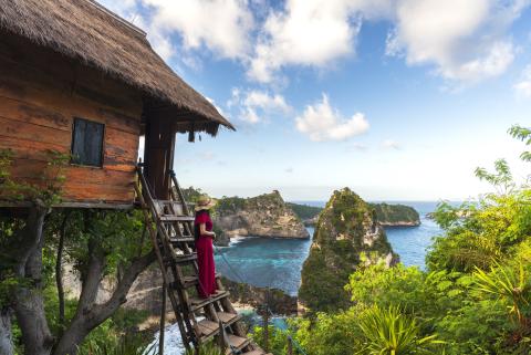 Une femme, dans son logement sur l'île de Bali