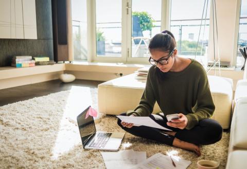 Découvrez ces dispositifs qui peuvent vous aider à vous loger plus facilement. © DaniloAndjus – Getty Images