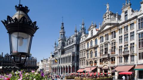 Bruxelles, vue sur la Grand Place, avec un réverbère au premier plan