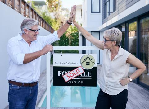 Un couple de sénior, heureux d'avoir vendu leur maison