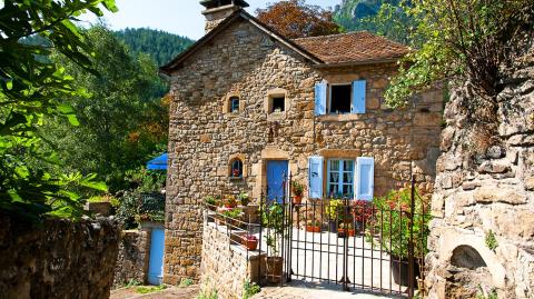 Maison ancienne en pierres dans un village français