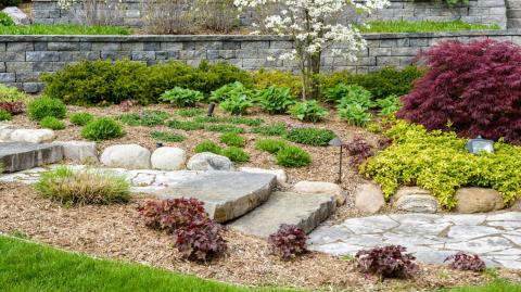 5 idées design pour aménager un jardin en pente