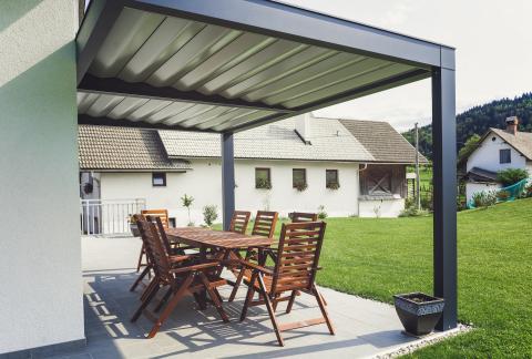 Les accessoires pour une pergola bioclimatique confortable