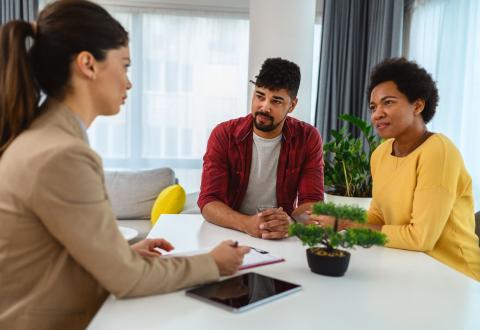 Renégocier prêt immobilier pour réduire vos mensualités. © Getty Images - bluecinema
