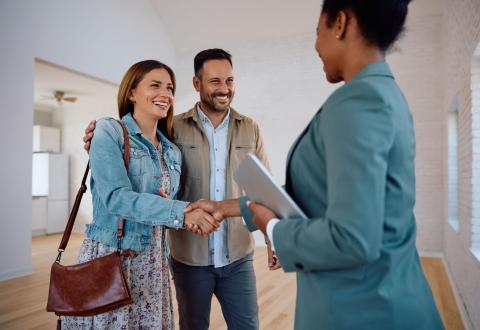 Acheter ou investir : la réponse à cette question dépend de plusieurs paramètres. © Drazen Zigic – Getty Images