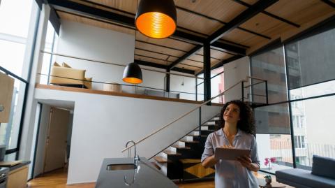 Installer un système d’éclairage intelligent est une démarche qui allie confort, économies d’énergie et modernité. © andresr - Getty images