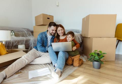 Un courtier en déménagement vous assure un changement de logement sans stress. © blackCAT - Getty Images