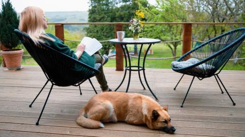 La terrasse peut être un espace de vie à part entière lorsqu'elle est bien aménagée. © PhotoLife94 - Getty images