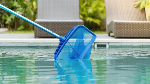 Comment retirer les dépôts au fond de votre piscine ?
