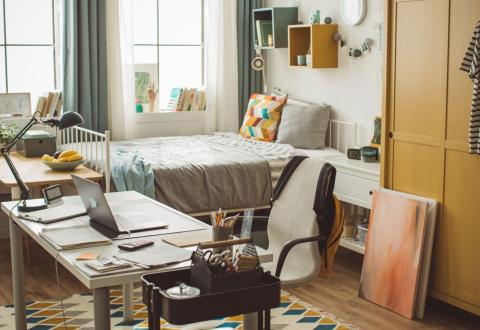 La location de chambres meublées est une pratique encadrée par la loi. © svetikd – Getty Images