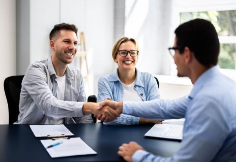 Assurance emprunteur : le courtier peut vous aider à dénicher la meilleure offre. © AndreyPopov – Getty Images